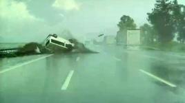 Bariyerlere çarpan araç böyle takla attı! Tehlike dolu anlar...