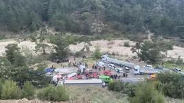 Isparta-Antalya kara yolunda can pazarı! TIR ile minibüs çarpıştı: 7 ölü, 7 yaralı