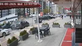 Direksiyon hakimiyetini kaybetti, park halindeki araçlara çarptı