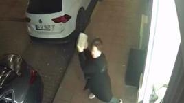 Fatih'te kaldırım taşıyla iş yerinin camlarını kıran kadın kamerada