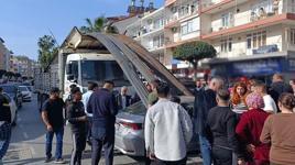 İnşaat demirleri seyir halindeki otomobile 'ok' gibi saplandı!