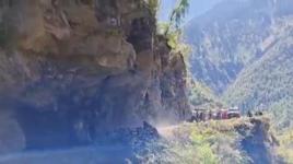 Facianın eşiğinden dönüldü... Devasa kaya saniyeler içinde aniden çöktü