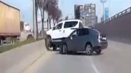 Kaza bağırarak 'geliyorum' dedi! Makas atan sürücü...