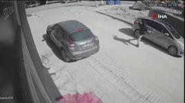 Park halindeki araçlara tekme atarak zarar verdi