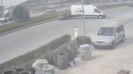 Seyir halindeki araçların arasına daldı! Sürücüsüz minibüs...