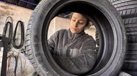 Gündüz lastikçi, akşam futbolcu! Babası kapatacaktı, o vazgeçirdi: Azmi takdir topluyor