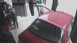 El freni çekilmeyen otomobil, mağazaya girmek üzereyken durduruldu