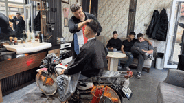 Gençler sıra bekliyor! Modifiyeli motosiklet, berber koltuğuna dönüşünce...