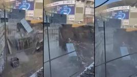Fenerbahçe Stadyumu'nun yanındaki inşaat duvarı çöktü
