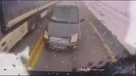 Sisli yolda hatalı sollama kazası araç kamerasına yansıdı