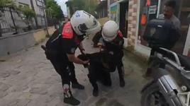 Boğazına şeker kaçan motorcuyu, polis Heimlich manevrasıyla kurtardı