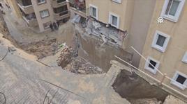 Bursa'da çöken istinat duvarı, apartmanda ve 2 araçta hasar oluşturdu