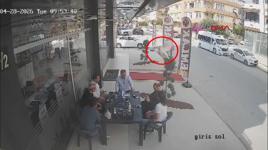 Tarsus’ta tavuk uçarak masaya kondu, çevresindekiler panik yaşadı