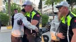 Önce kaçtı, sonra sarılıp ağladı! Ehliyetsiz sürücüye ibretlik ceza