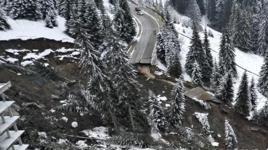 Bulgaristan'da toprak kayması! 60 metrelik yol çöktü, ağaçlar söküldü