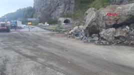 Artvin'de heyelan paniği! Dev kaya parçaları yolu kapattı