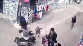 Hızla gelen motosiklet küçük kıza çarptı