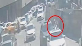 Pendik'te kopan afiş parçası yüzüne çarpan motosiklet sürücüsü kaza yaptı