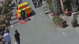 Şişli’de geri geri giden taksi, yaşlı kadını altına aldı