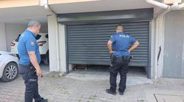 Hırsızlık ihbarına giden polis garaj kapısı açıldığında şaşkına döndü