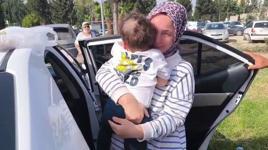 Kilitli otomobilde mahsur kalan 1,5 yaşındaki bebeğe itfaiye yetişti! Annenin gözyaşları kamerada