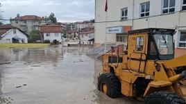 Samsun'da sağanak etkili oldu! Yollar göle döndü, araçlar sele kapıldı