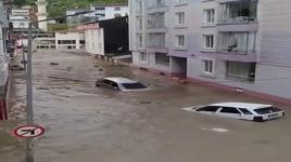 Samsun'da sağanak etkili oldu! Yollar göle döndü, araçlar sele kapıldı
