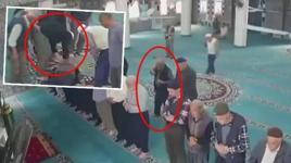 Namazda kalp krizi geçirdi, imdadına imam yetişti! Dehşet anları kamerada