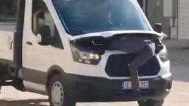 Kamyonetin motorunda giden tamirci sosyal medyada gündem oldu: 