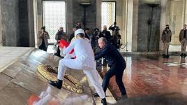 Bakan Bak, gençler ve sporcularla birlikte Anıtkabir'i ziyaret etti