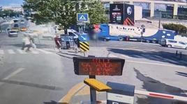 İstanbul’da görevi başındaki kadın polise minibüs çarptı! Kaza anı kamerada