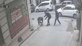 Beyoğlu'nda yürürken büyük bir acıyla irkildi! Başına 7 dikiş atıldı