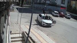 Kavşakta otomobile çarpan motosiklettekiler takla atıp, asfalt zemine düştü