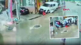 Hafif ticari araç anne ve oğlunu altına aldı! Dehşet anlarının görüntüleri ortaya çıktı