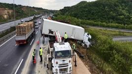 Beykoz'da 3 aracın karıştığı zincirleme kazada bariyerleri aşan TIR, yolun dışına çıktı