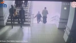 Malatya'daki depremde öğretmenlerin engelli öğrencileri dışarı taşıması kamerada