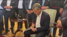 Özgür Özel, kendisine ulaştırılan tebligatı yırttı