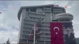 Özel'in CHP Genel Merkezi'ndeki afişi indirildi
