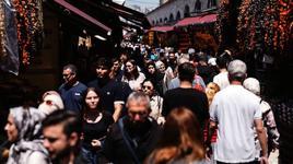 Bayram öncesi Eminönü’nde insan seli! Çarşıda adım atacak yer kalmadı