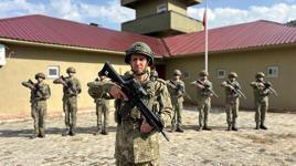 Vatan nöbetinde bayram coşkusu! Mehmetçik sınırın sıfır noktasında bayramlaştı