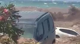 Hatay'da kuvvetli sağanak: Araçlar zarar gördü!