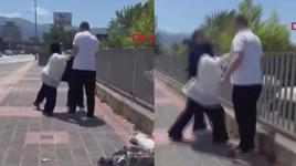 Kadını darbeden erkeği, başka bir kadın iterek uzaklaştırdı