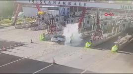Otoyol gişelerine çarpan otomobildeki karı-kocayı ölüm ayırdı