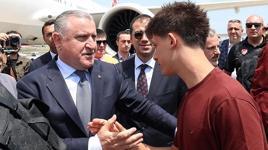 Bakan Bak, Milli futbolcuları ABD'ye uğurladı