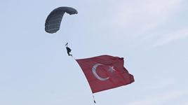 Kapadokya'da JÖAK paraşüt timi sıcak hava balonundan atladı