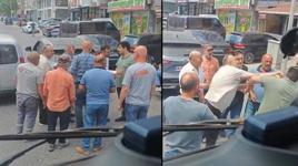 Trafikte yol verme kavgası kamerada! Yumruklar peş peşe geldi