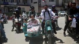 Düğünde ezber bozan tercih! Gelin arabası yerine 20 yıllık motosikletle yola çıktılar