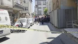 Küçükçekmece'de yıkımı yapılan binada kısmi çökme! Yaralılar var