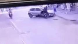 Yapay zeka değil, gerçek kaza görüntüsü... Otomobile böyle yapıştı!