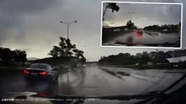 Yağmurda kontrolden çıkan otomobil bariyere çarptı